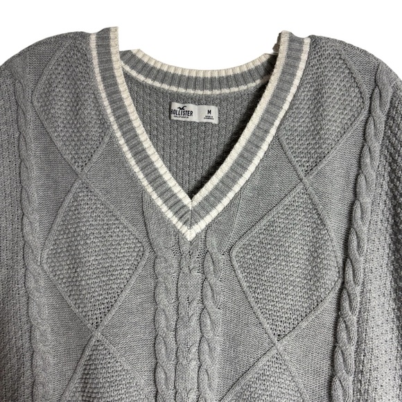 HOLLISTER Boxy V-Neck Oversized Cable Knit Sweater Vest in Gray Size Medium - Picture 4 of 9